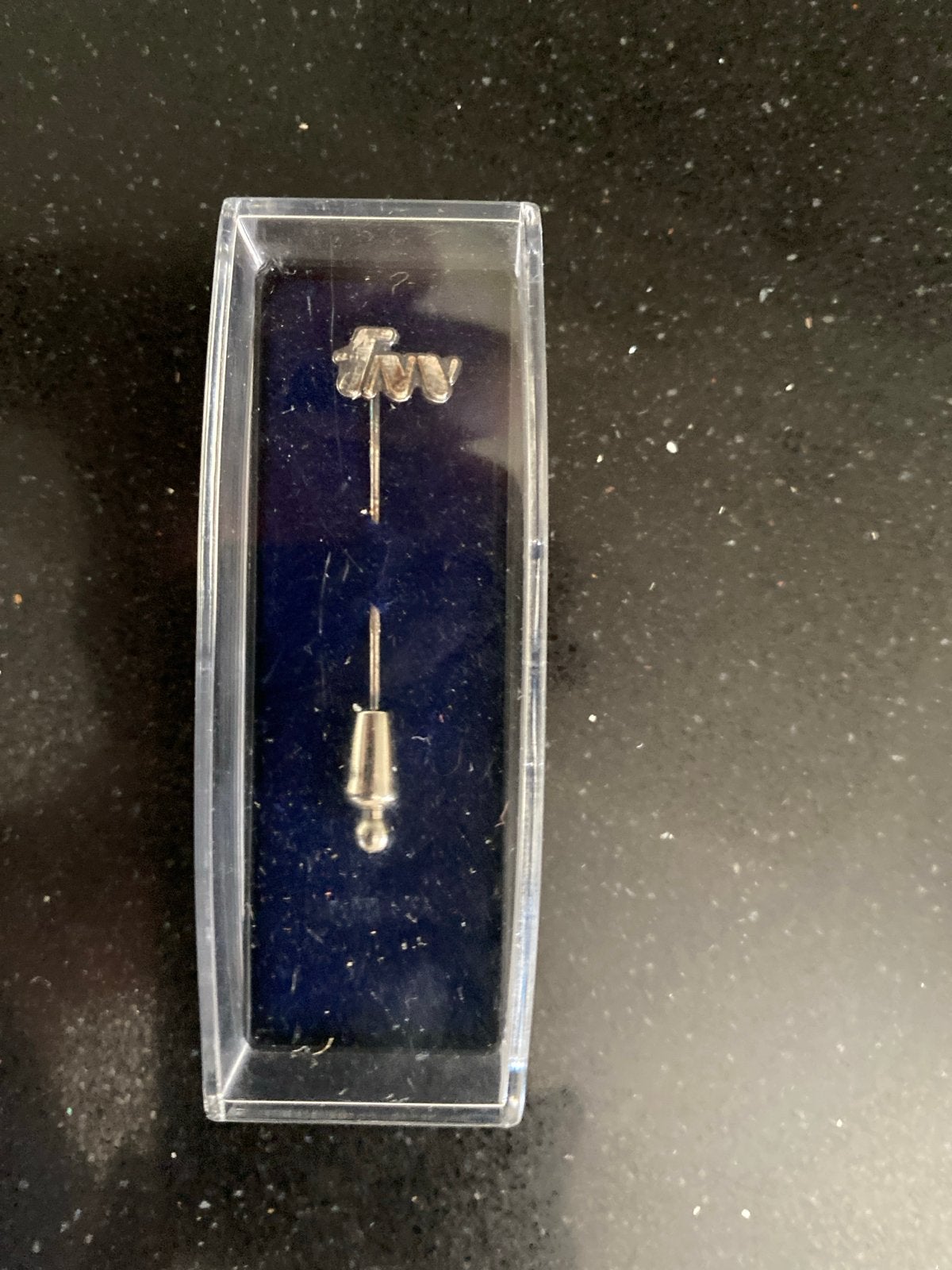Zilverkleurige FNV reversspeld in doosje, Overige materialen, Minder dan 4 cm, Nieuw, Ophalen of Verzenden