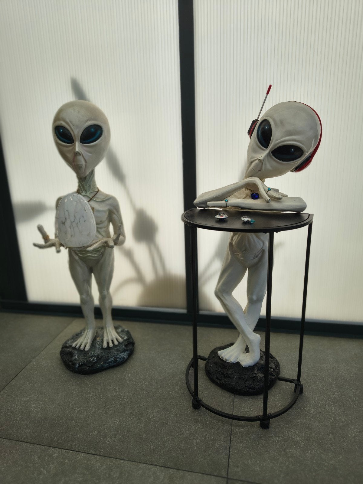 Set van 2 unieke alien beelden met accessoires, Antiek en Kunst, Ophalen, Overige onderwerpen, Handgemaakt, 1 meter - 2 meter