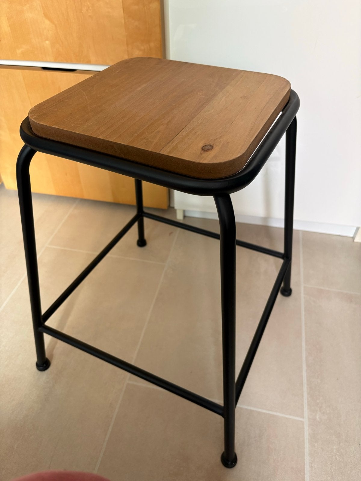 Krukje met houten zitting en metalen onderstel, Huis en Inrichting, Ophalen, Gebruikt, Zwart, Eén