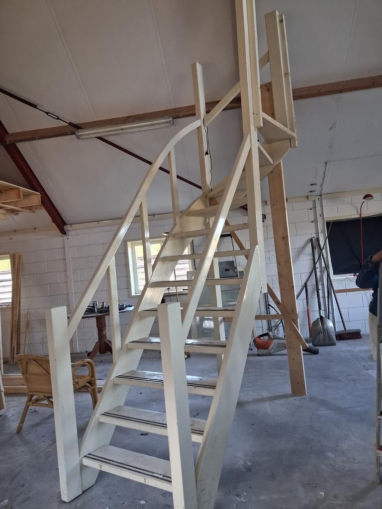 Stevige houten trap met 12 treden voor binnen, Doe-het-zelf en Verbouw, Ladders en Trappen, Ophalen, Gebruikt, Trap, 2 tot 4 meter