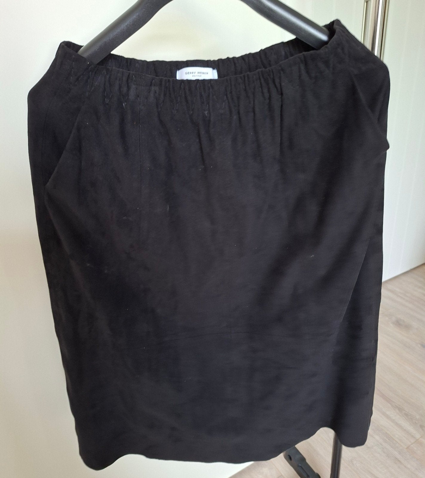 Zwarte suède-look rok met elastische taille, Kleding | Dames, Rokken, Zwart, Maat 42/44 (L), Ophalen of Verzenden, Zo goed als nieuw