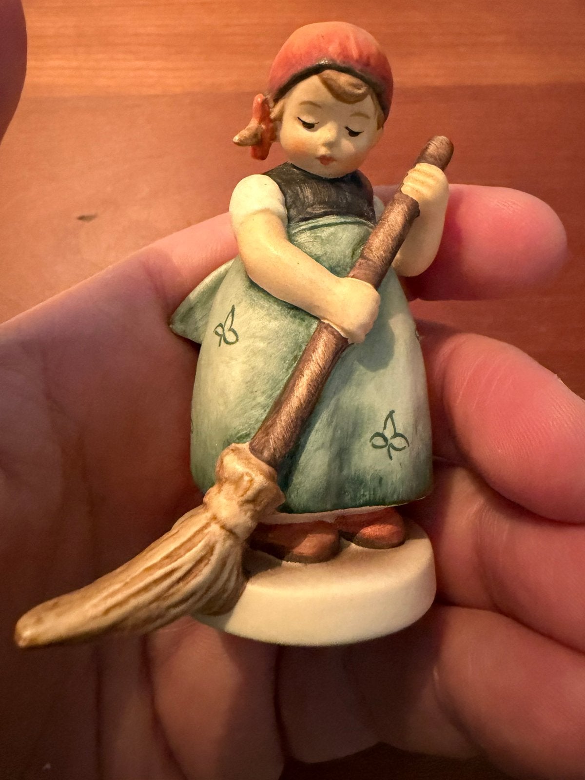 Goebel Hummel 171/0 Little Sweeper – Meisje met bezem, Ophalen of Verzenden, Zo goed als nieuw, Hummel