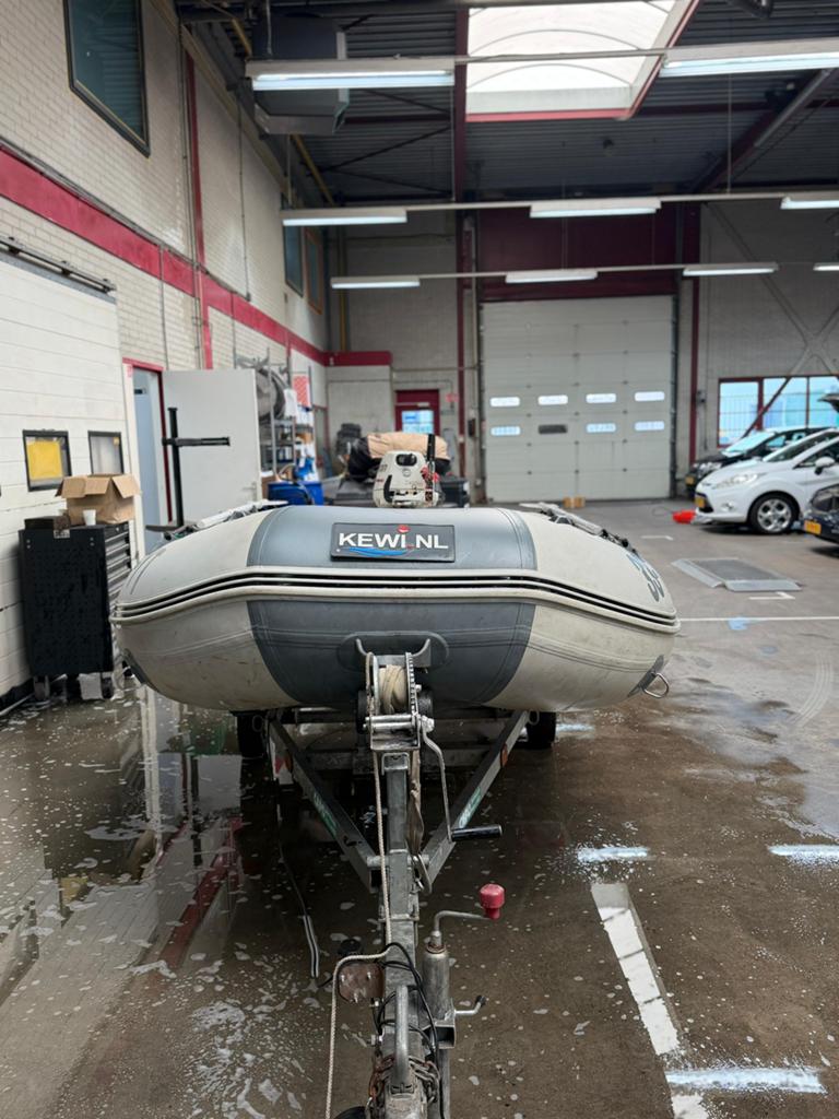 KEWI rubberboot met Johnson 9.9 pk 4-takt en trailer, 10 pk, Zo goed als nieuw, Brandstoftank, Ophalen