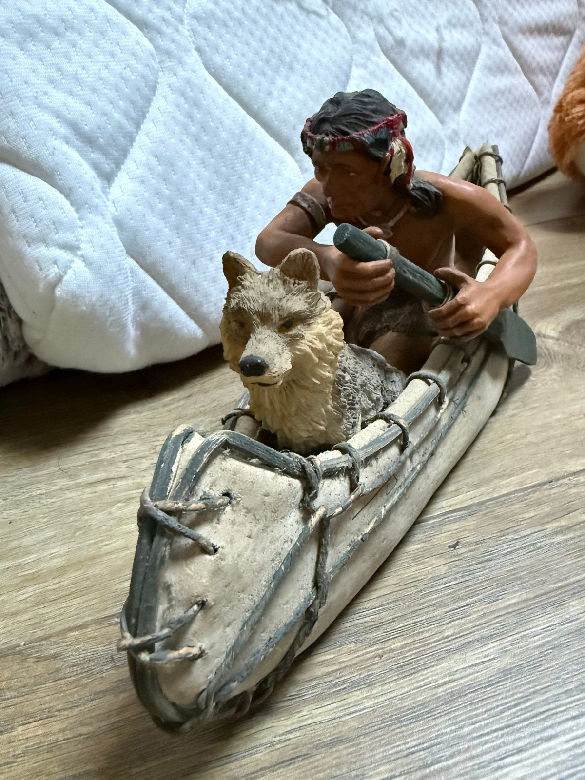 Decoratief beeldje: Indiaan met wolf in kano, Ophalen, Zo goed als nieuw, Dier