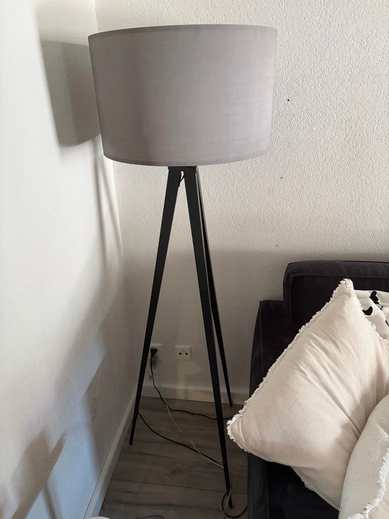 Zuiver staande lamp met grijze kap *Als nieuw*, Ophalen, Zo goed als nieuw, Metaal, 150 tot 200 cm