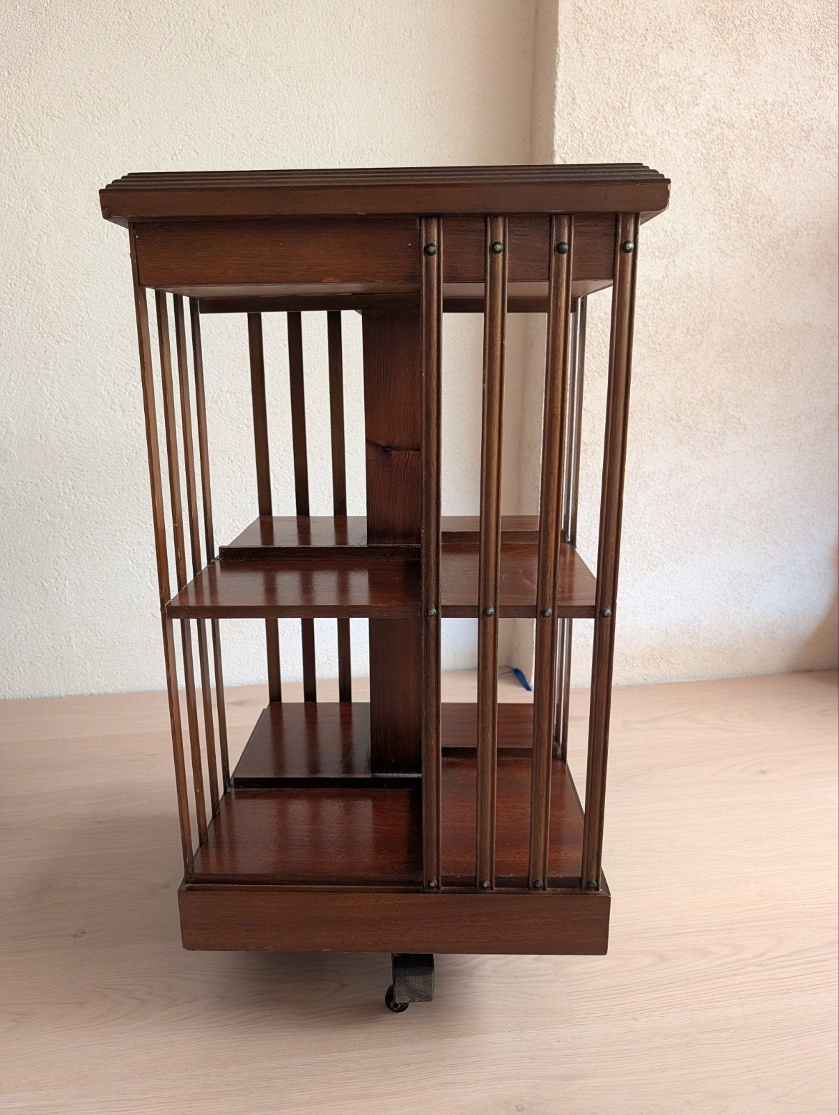 Mooie boekenmolen op wieltjes - Vintage houten boekenkast, Ophalen, Met plank(en), Minder dan 50 cm, Gebruikt