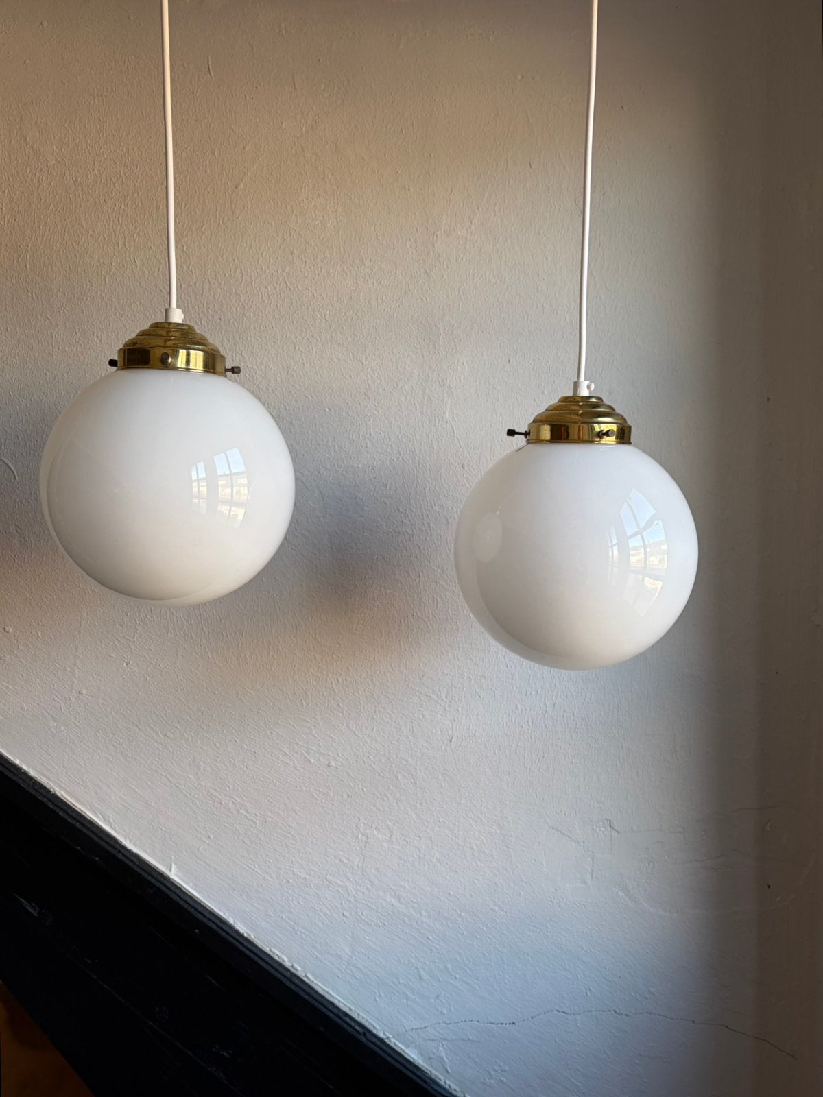 Vintage set 2 witte globe bol hanglampen schoollamp wit bal, Ophalen of Verzenden, Zo goed als nieuw, Glas