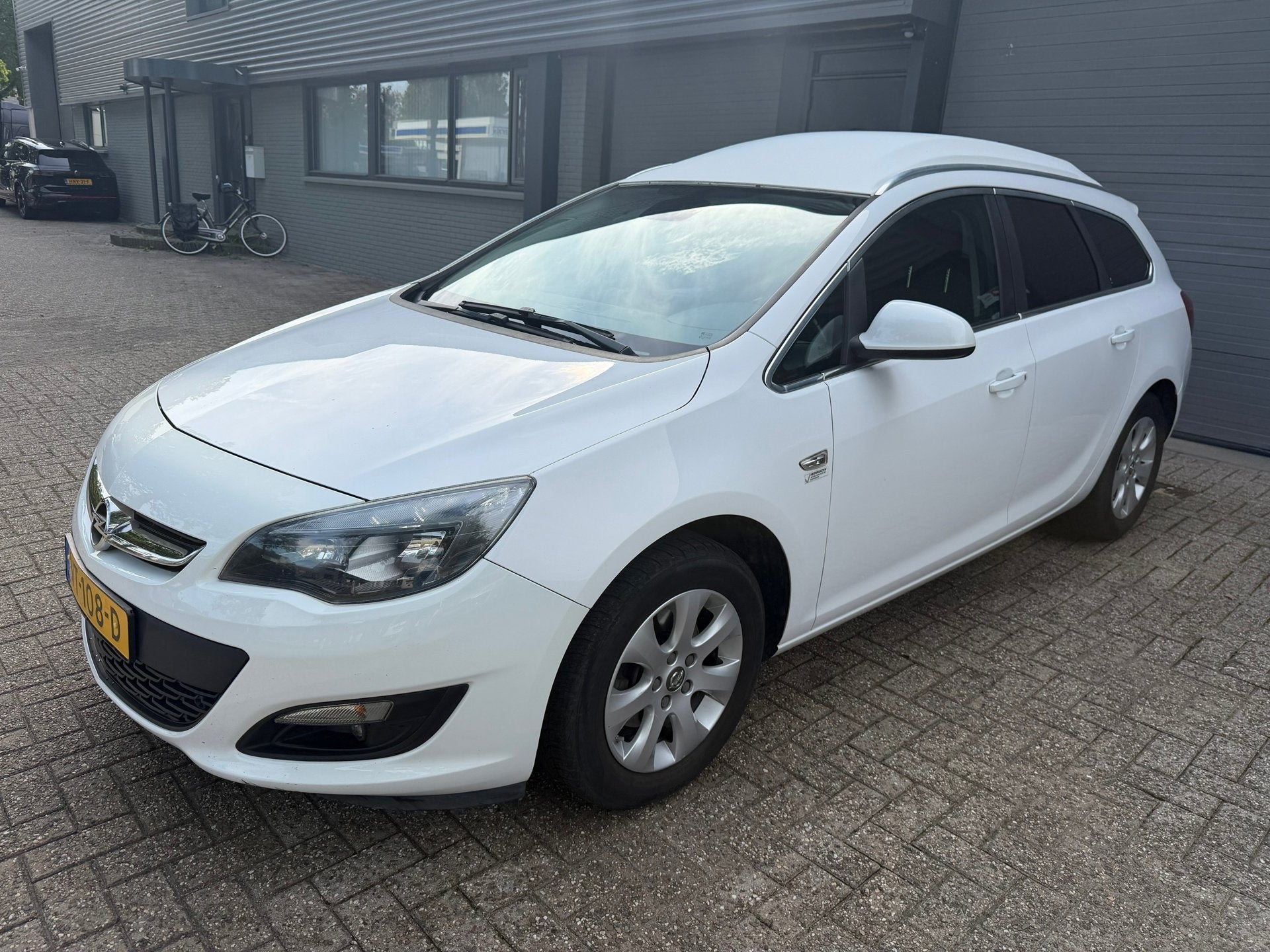 Opel Astra Sports Tourer 1.6 CDTi ecoFLEX Design Edition VAN, Gebruikt, 4 cilinders, Wit, Origineel Nederlands