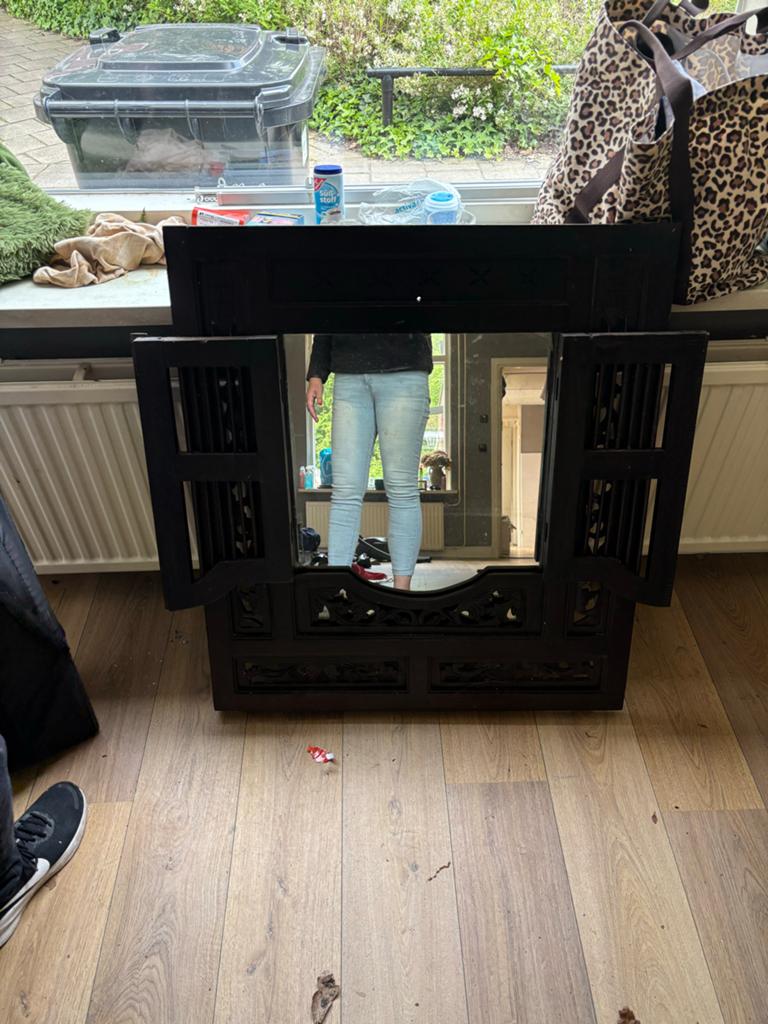 Zwarte spiegel met luiken en houtsnijwerk, Huis en Inrichting, Woonaccessoires | Spiegels, Gebruikt, 100 tot 150 cm, Ophalen of Verzenden