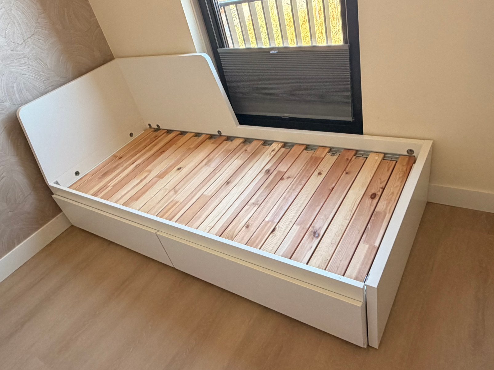 Ikea 1&2 pers  bedbank uitschuifbaar Flekke wit met 2 lades, Ophalen, Eenpersoons, Wit, Zo goed als nieuw