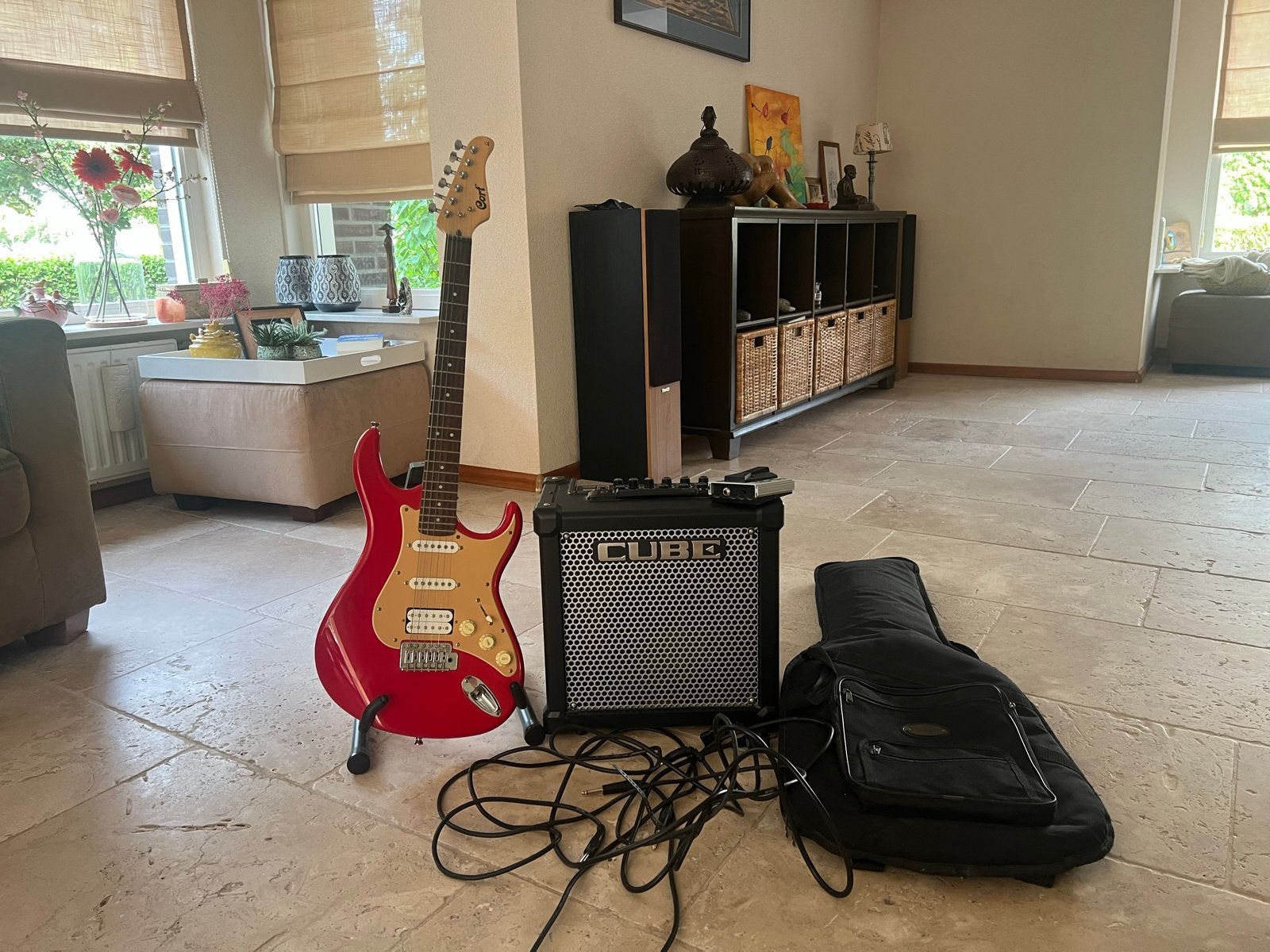 Elektrische gitaar set: Cort gitaar, Roland Cube versterker, Gebruikt, Met versterker, Solid body, Ophalen