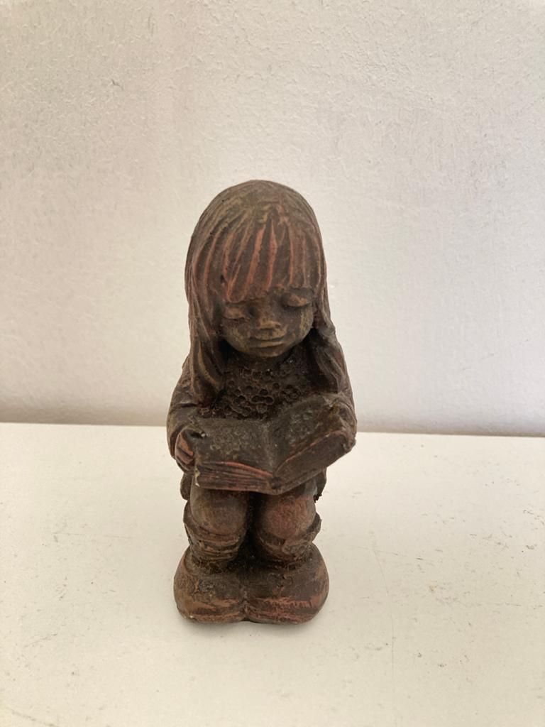Vintage beeldje lezend meisje, steen/keramiek, bruin, Minder dan 20 cm, Ophalen of Verzenden, Handgemaakt, Steen of Keramiek