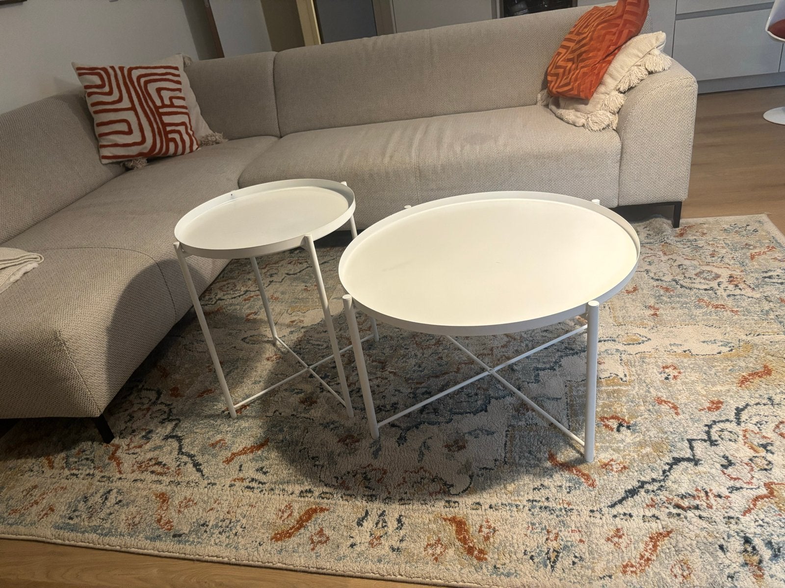 Set van 2 witte salontafels - Zo goed als nieuw, 50 – 75, Rond, Zo goed als nieuw, Metaal