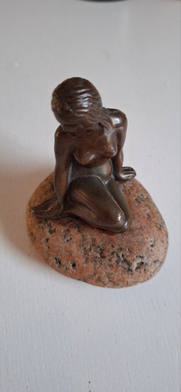 Beeldje zeemeermin op steen, Ophalen of Verzenden, Beeld, Vrouw