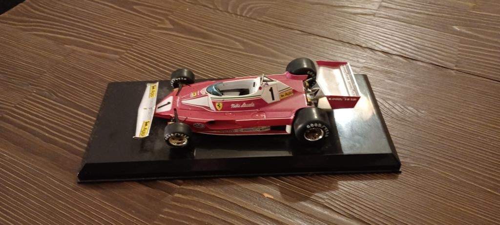 Ferrari F1 modelauto rood met nummer 1 Niki Lauda 1::24., Ophalen of Verzenden, Zo goed als nieuw, Auto