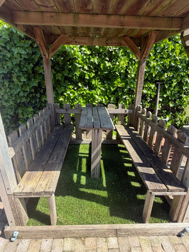 Gratis Houten Speelhuisje met Glijbaan en Picknicktafel, Ophalen, Gebruikt, Glijbaan