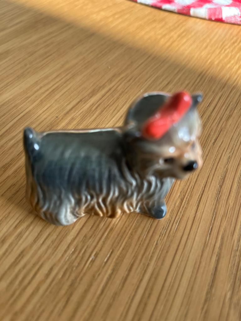 Goebel Yorkshire Terrier beeldje met rode strik, Ophalen of Verzenden, Zo goed als nieuw, Dier