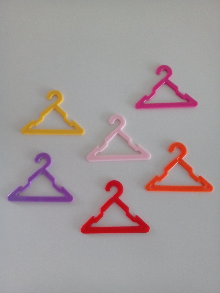 Veel Kleerhangertjes voor Kleding van (Barbie) Poppen, Ophalen of Verzenden, Gebruikt, Accessoires