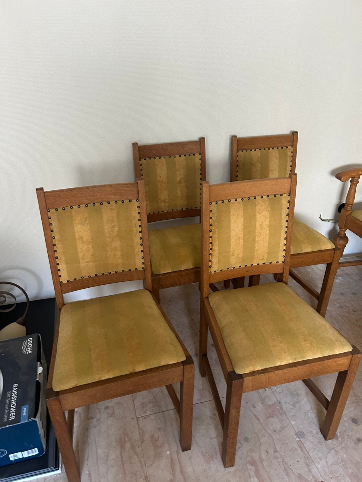 Oude stoelen, Ophalen