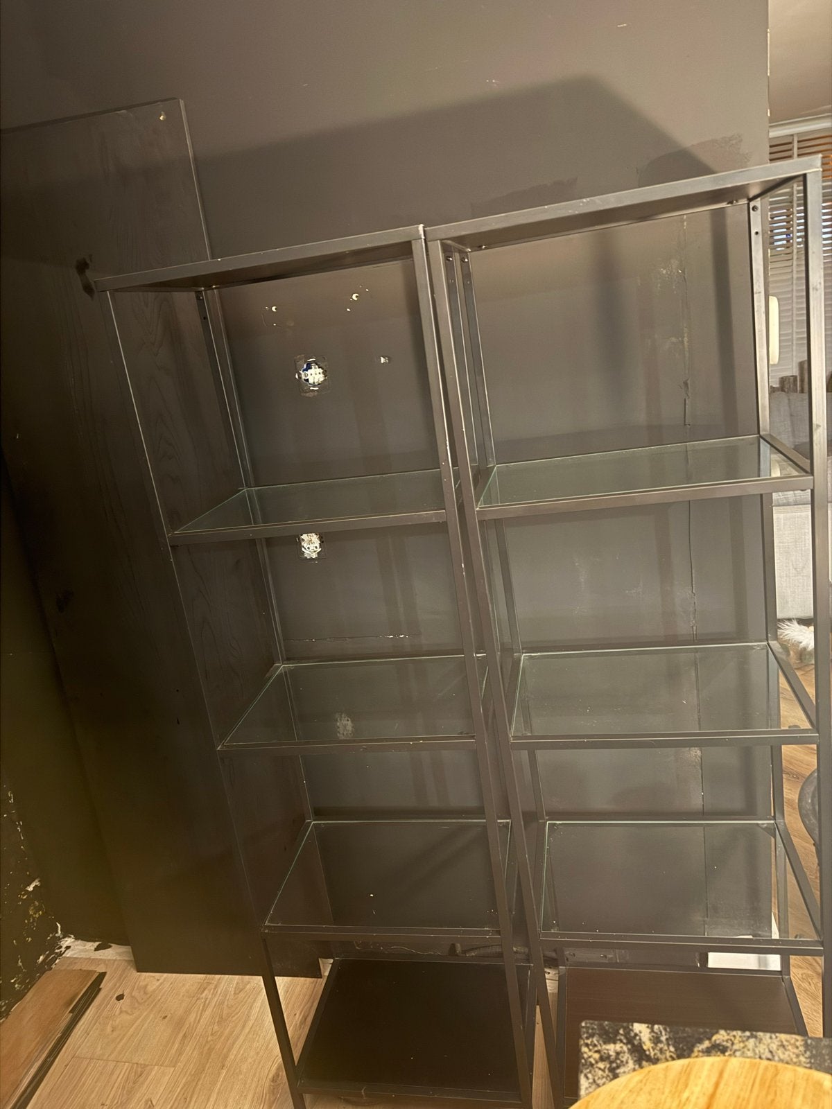 2 IKEA Kasten met Donkerbruine Planken en Glas, Met plank(en), Gebruikt, Glas, 150 tot 200 cm