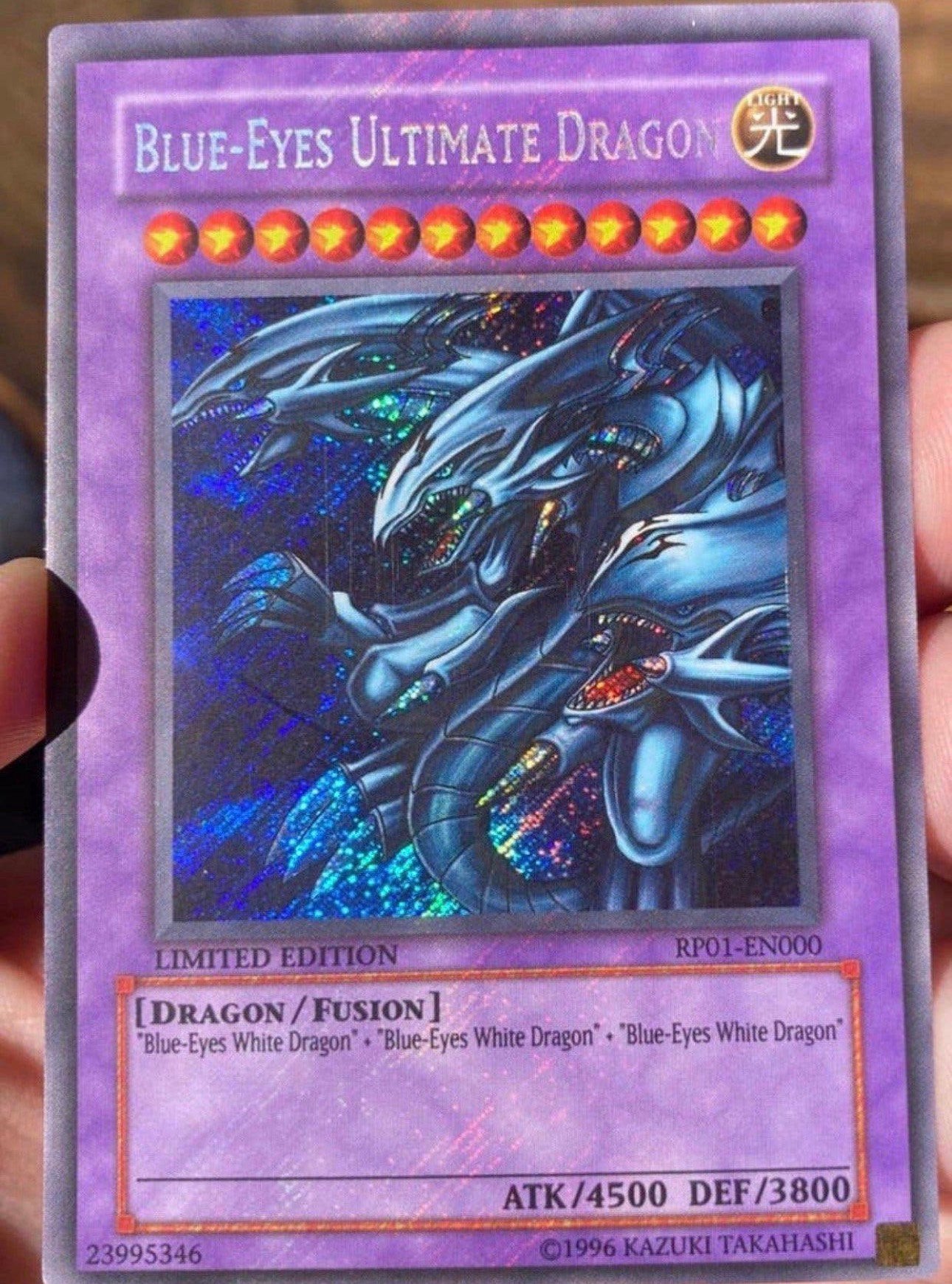 Yu-Gi-Oh! Blue-Eyes Ultimate Dragon RP01 Old Foil Bleed, Hobby en Vrije tijd, Ophalen of Verzenden, Gebruikt, Losse kaart, Foil