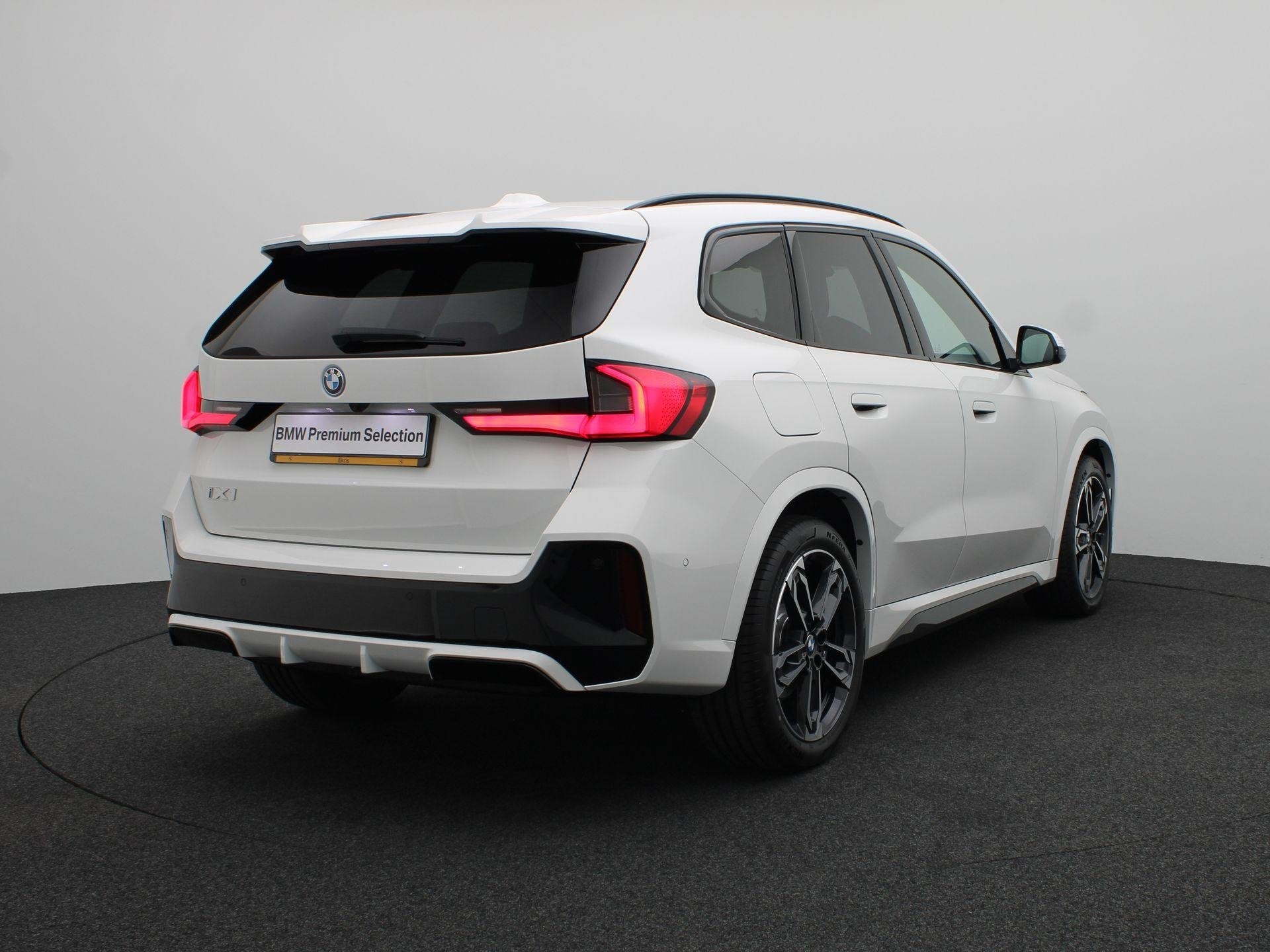 BMW iX1 eDrive20 M Sport Edition | M Sportpakket Pro | Premi, Auto's, 514 km, 750 kg, Met garantie (alle), Wit