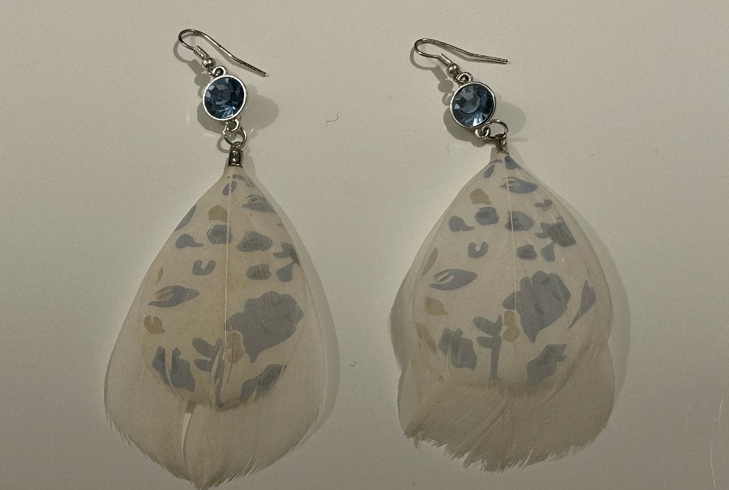 Oorbellen met witte pluimen met print en blauwe strass-steen, Overige materialen, Hangers, Wit, Nieuw