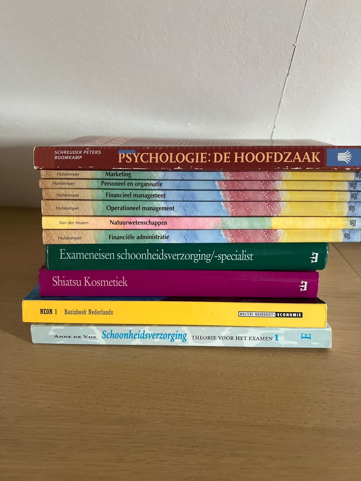 11 boeken voor de opleiding schoonheidsspecialiste, Ophalen, Gamma, Gelezen, MBO