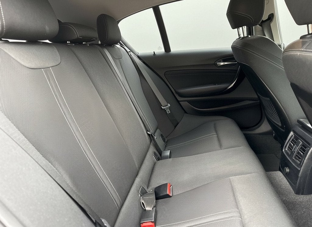 BMW 1-serie 118i Sport Line Aut., Clima | Navi | 18inch, Auto's, Gebruikt, Zwart, Origineel Nederlands, Bedrijf