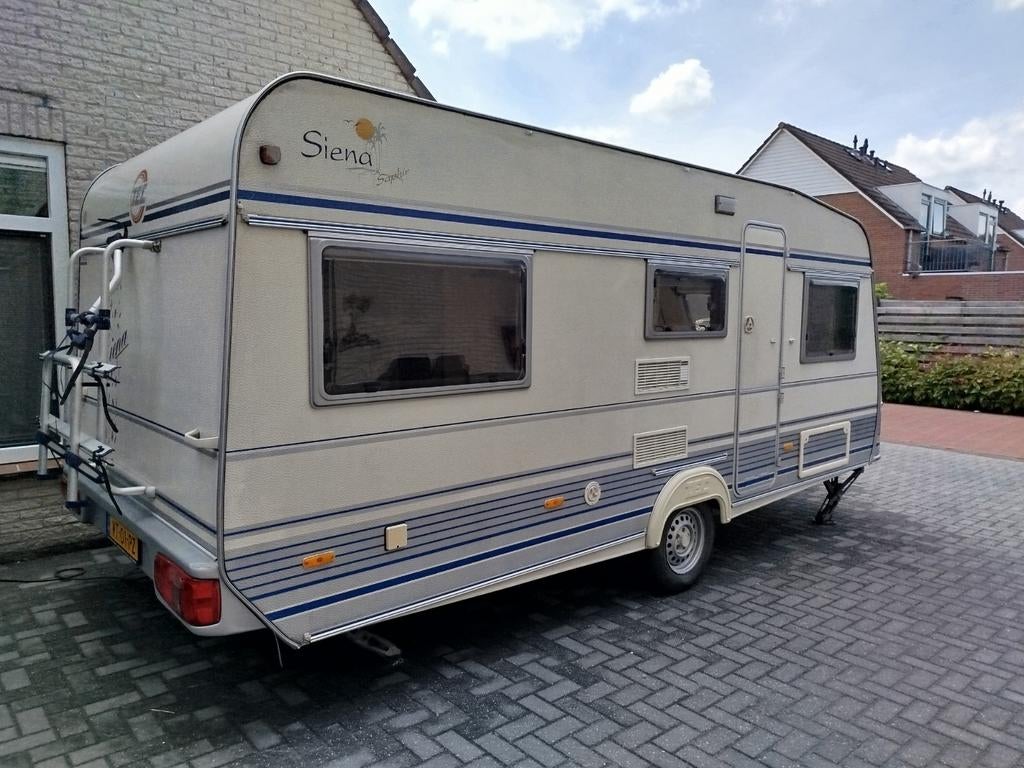 Tec 530 met stapelbed, vastbed en zitje, Caravans en Kamperen, Caravans, Particulier, tot en met 5, 1000 - 1250 kg, Kleine zit