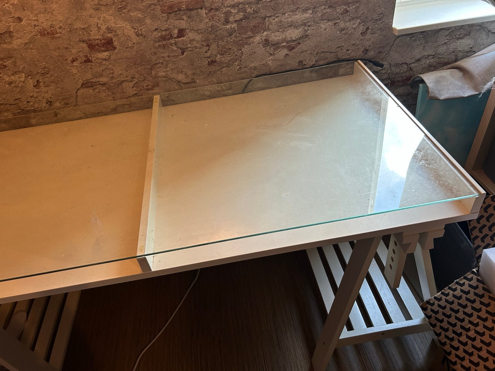IKEA bureau met glazen blad en schragen, Ophalen, Gebruikt, In hoogte verstelbaar, IKEA