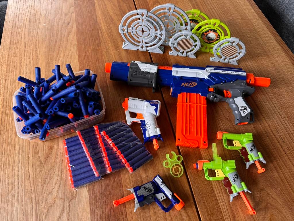 Nerf Alphatrooper plus 4 Nerf guns met accessoires, Ophalen of Verzenden