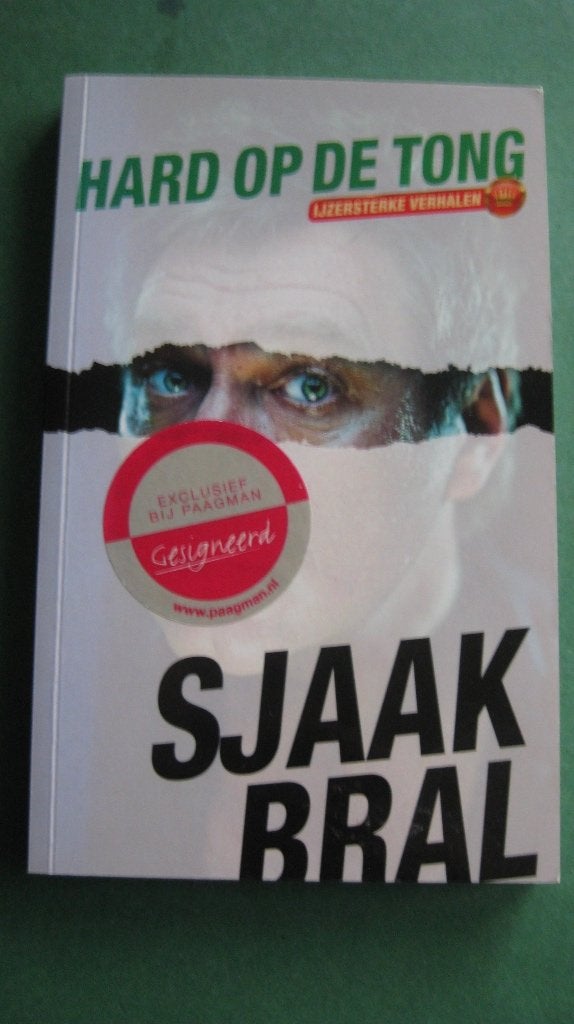 Sjaak Bral – Hard op de tong (gesigneerd), Ophalen of Verzenden, Zo goed als nieuw, Nederland