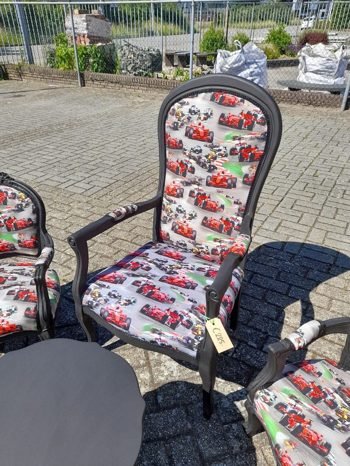 Stoere F1 fauteuile opnieuw gestoffeerd, Ophalen