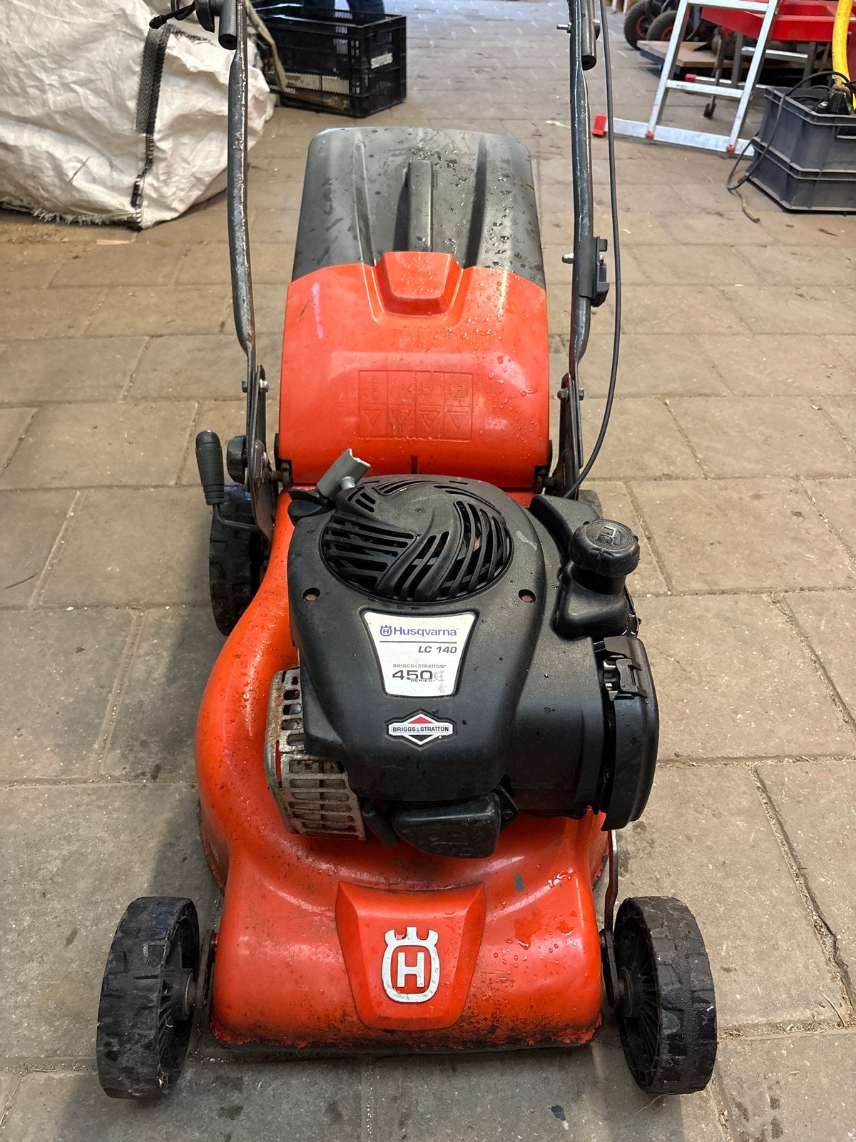 Husqvarna LC 140 Benzine Grasmaaier - Briggs & Stratton, Tuin en Terras, Grasmaaiers, Ophalen, Cirkelmaaier, Gebruikt, Opvangbak