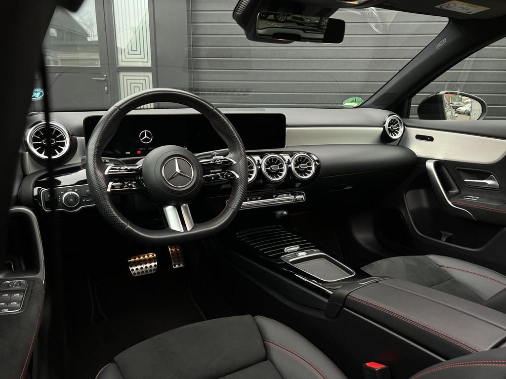 Mercedes A-klasse A 250e AMG|Night|PANO|SFEER|CAMERA, Auto's, Mercedes-Benz, Gebruikt, Alcantara, 163 pk, Plug-in hybride