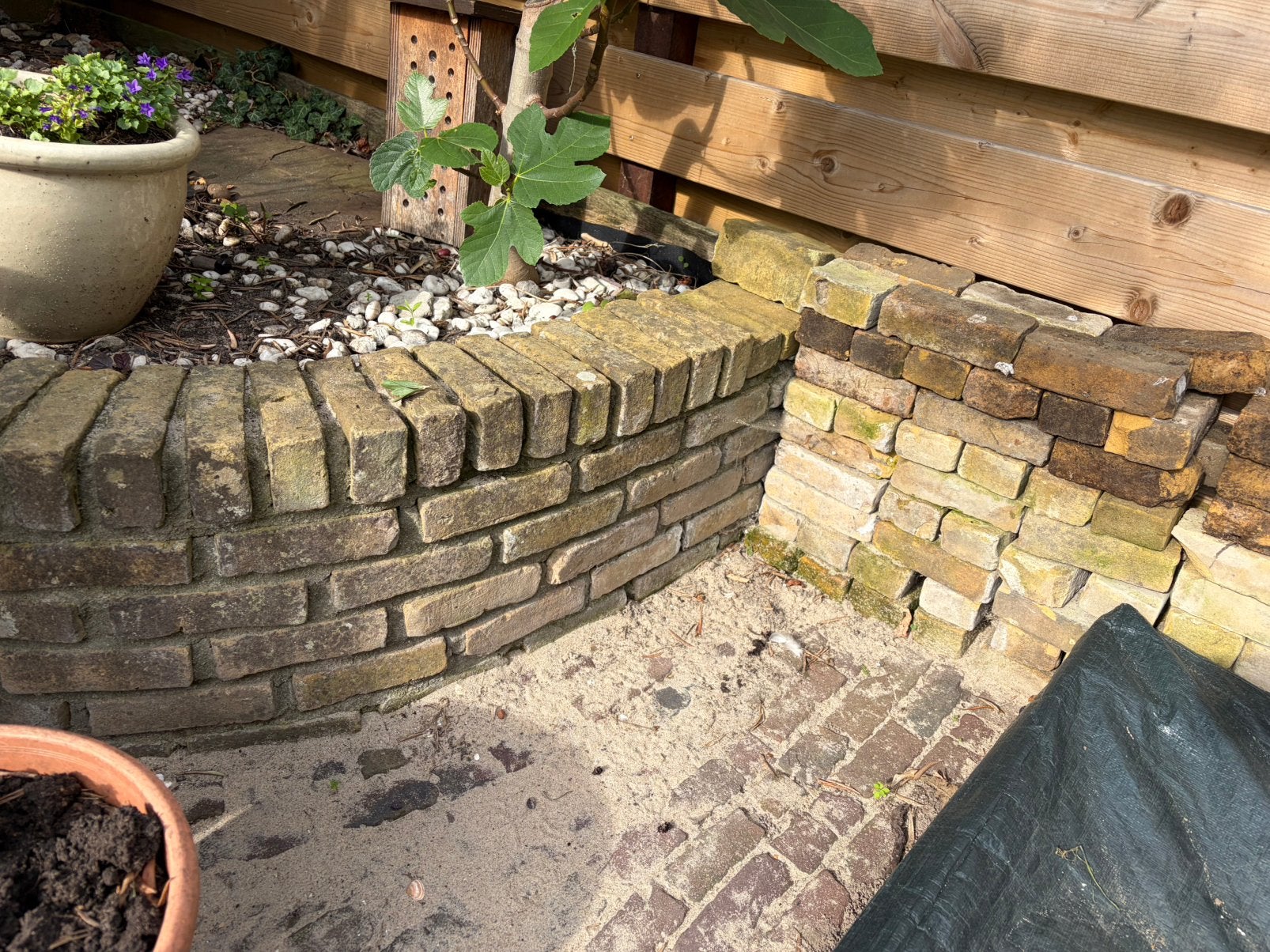 Oude stenen geel (zoals plantenbak op foto), Tuin en Terras, Ophalen, Gebruikt, Overige materialen, Klinkers