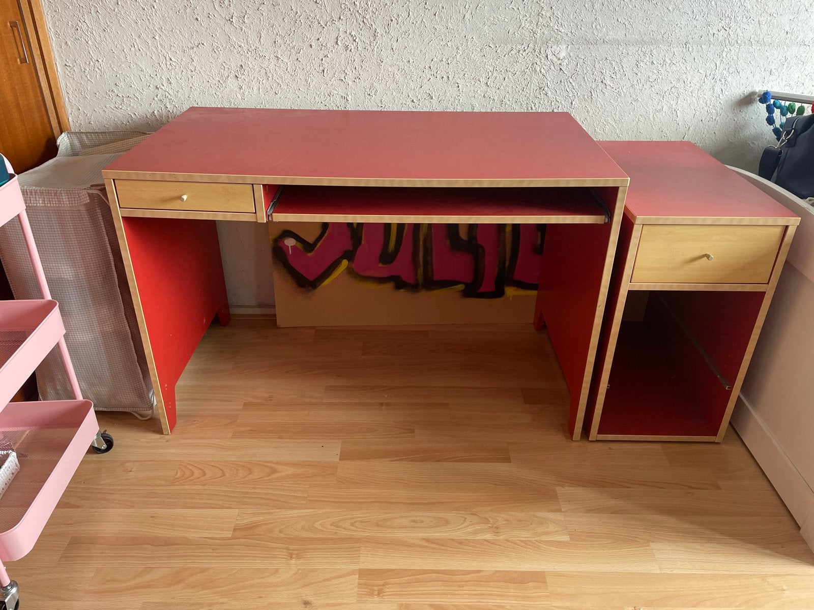 Rood houten kinderbureau metuitschuifbaar blad, Huis en Inrichting, Bureaus, Gebruikt, Computerbureau, Overige merken, Modern