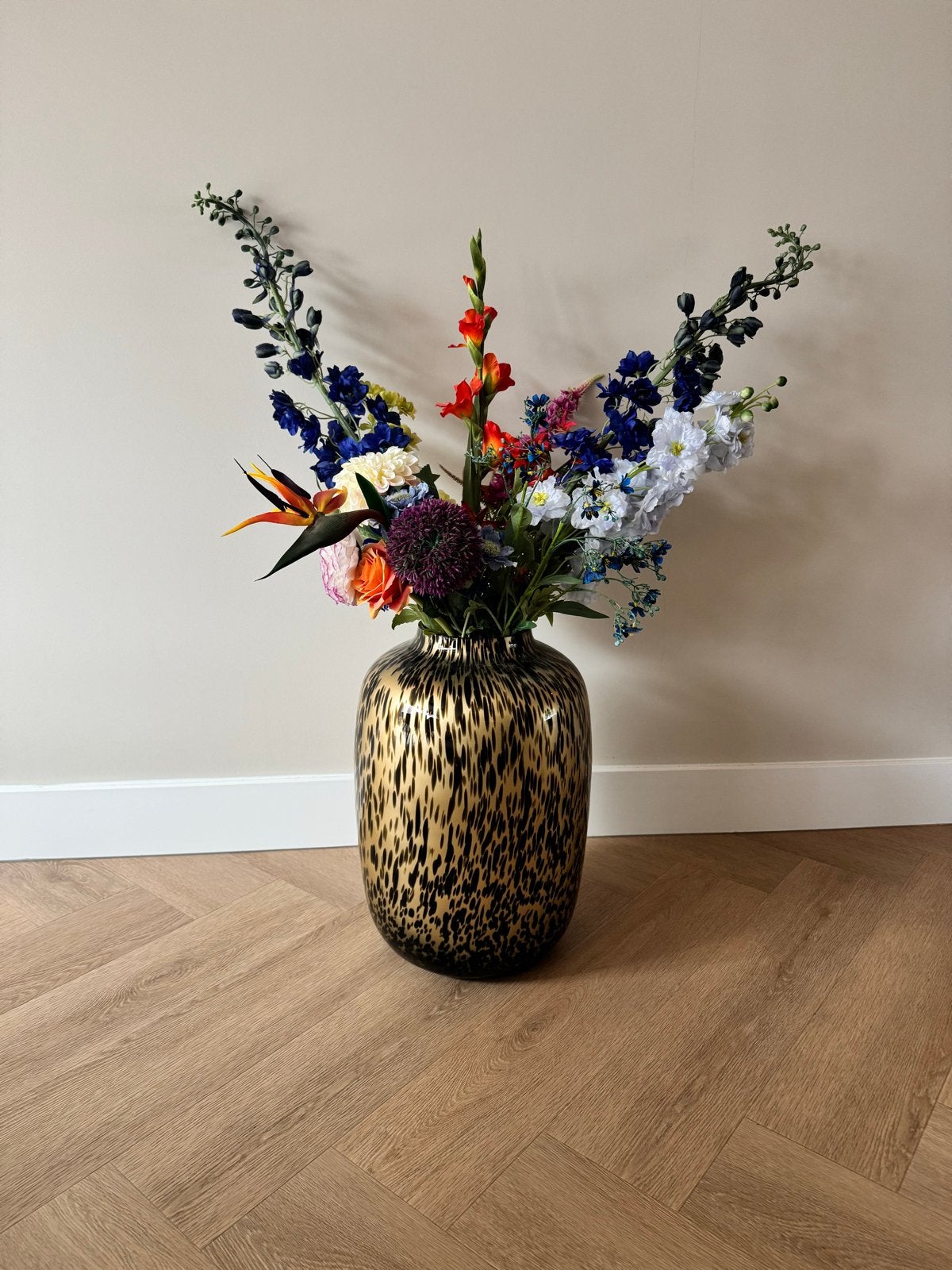 Cheetahvaas (45 cm) met zijdenboeket, Ophalen, Meerkleurig, Inclusief decoratie, Glas