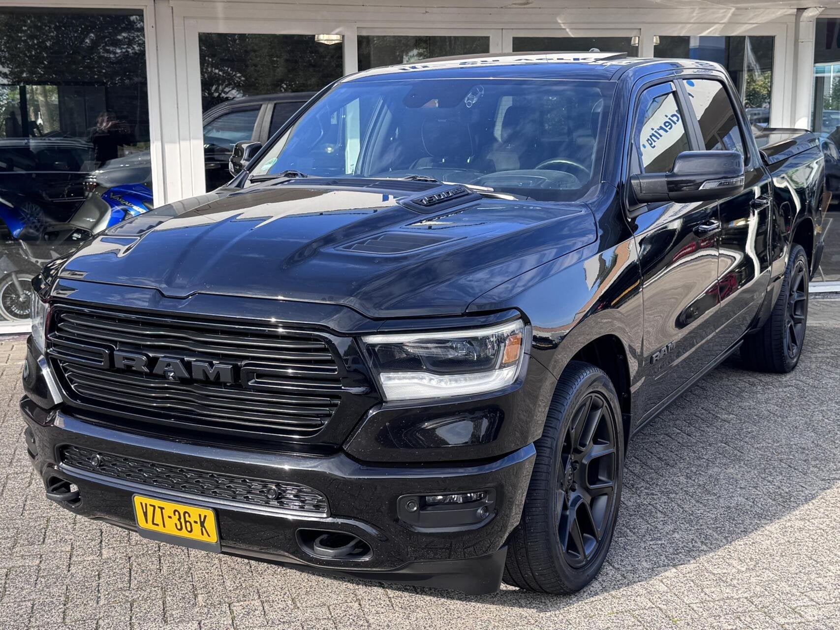 Dodge Ram 1500 4X4 5.7 V8 4x4 Crew Cab Laramie Sport Night E, Automaat, Gebruikt, 5654 cc, Zwart