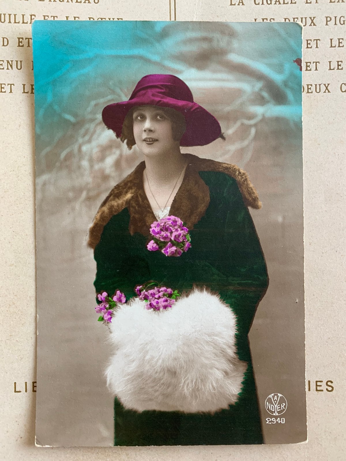 Dame met paarse hoed (SL), Ophalen of Verzenden, 1920 tot 1940, Gelopen, Overige thema's