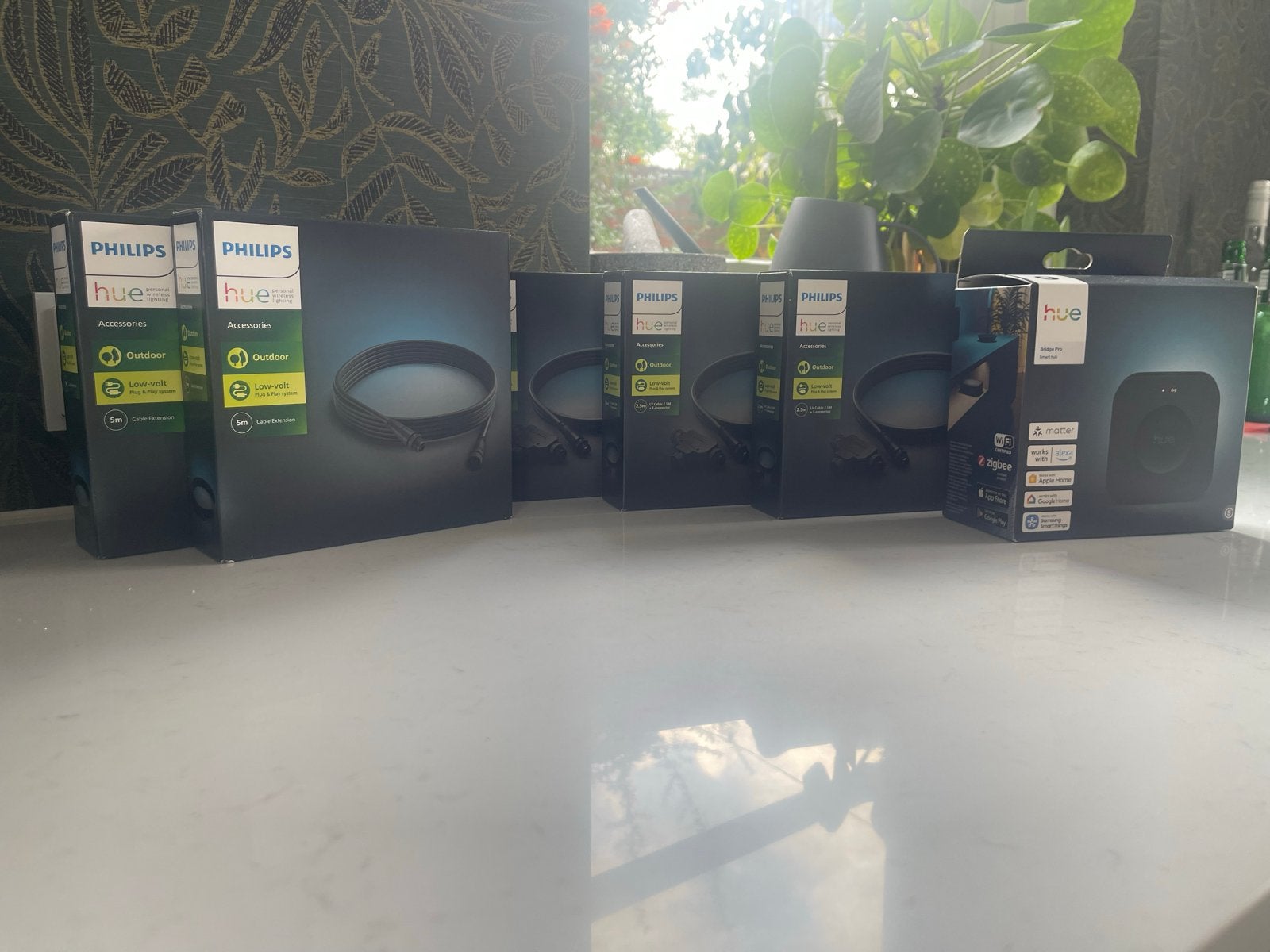 Philips Hue Outdoor Bridge en kabels - Nieuw in doos, Tuin en Terras, Ophalen of Verzenden, Nieuw, Smartlamp