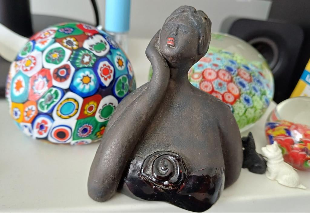 Beeldje dagdromende vrouw, Antiek en Kunst, Ophalen of Verzenden