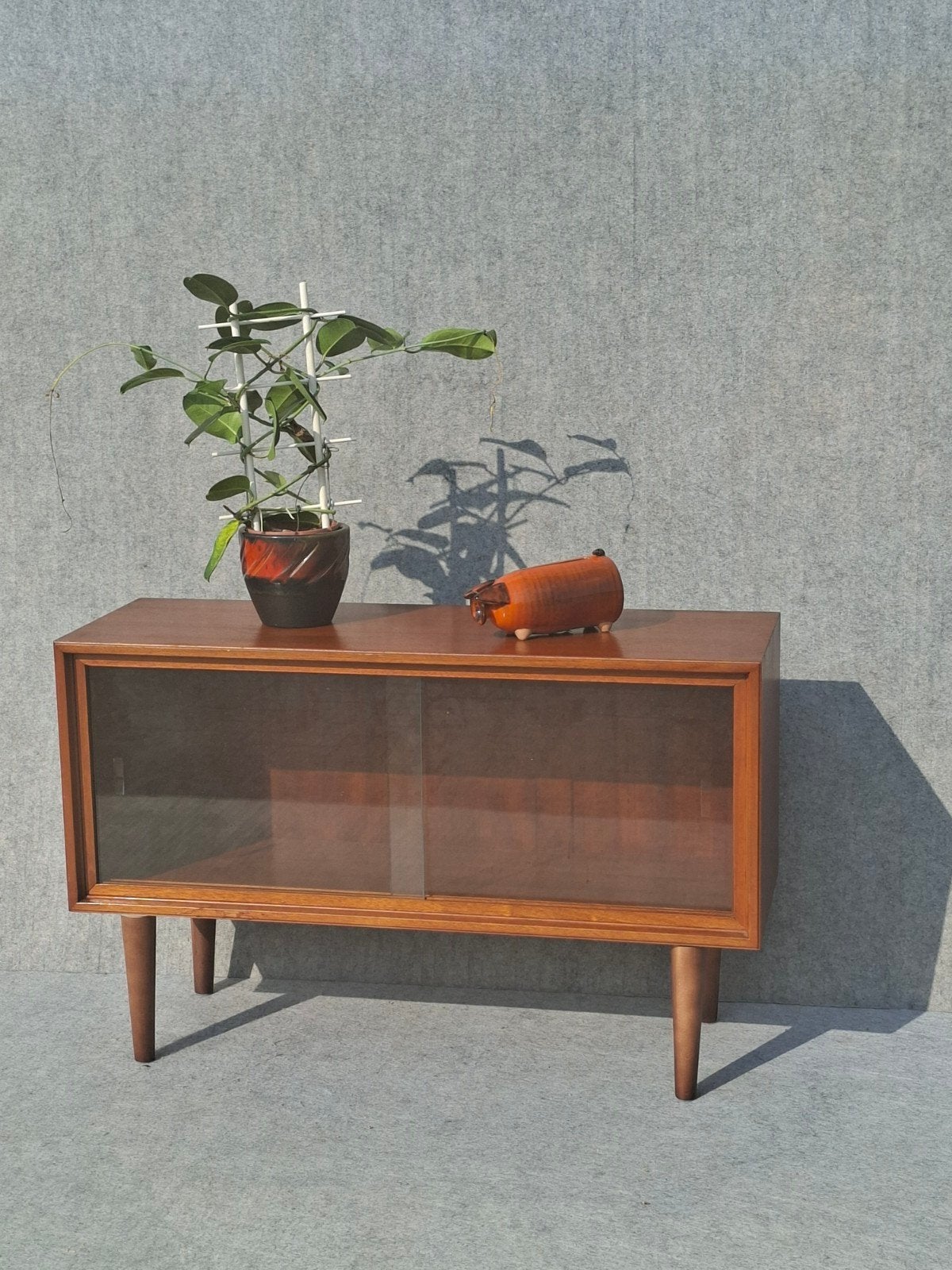 Vintage kastje met glazen schuifdeurtjes, Ophalen, Vitrine, theekastje, wandkastje, Gebruikt, 1 of 2 laden