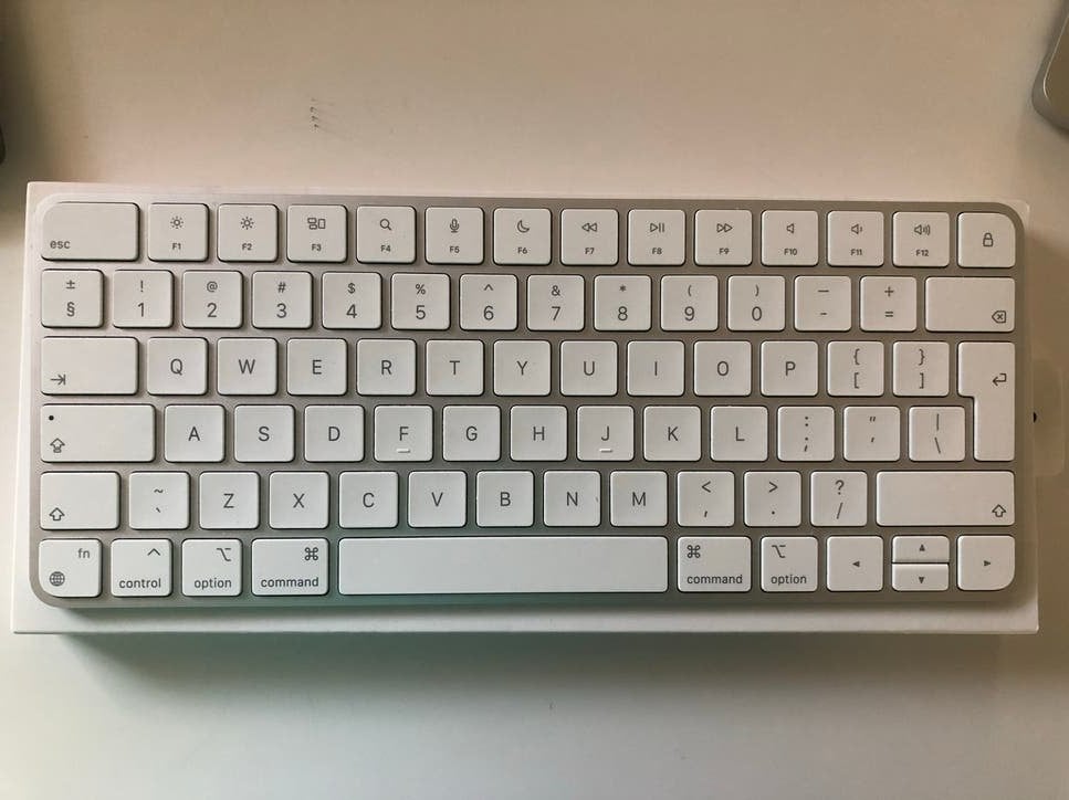 Apple Magic Keyboard, Computers en Software, Toetsenborden, Zo goed als nieuw, Qwerty, Draadloos, Oplaadbaar, Ophalen of Verzenden