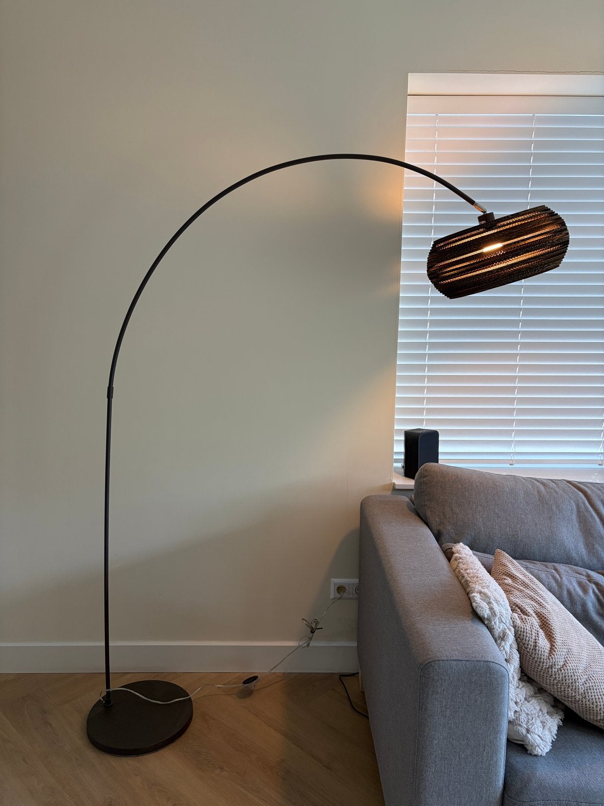 Moderne booglamp met kartonnen kap, Ophalen, E27 (groot), Zo goed als nieuw, Metaal