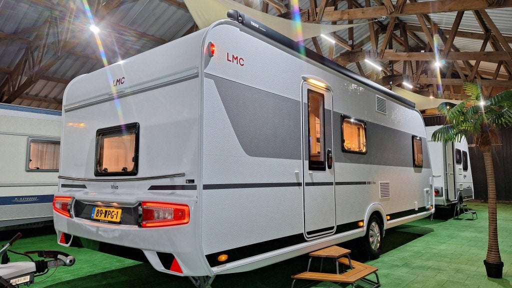 LMC Vivo 522 K Airco/Mover/Luifel, Rondzit, Dwars-stapelbed, 6 tot 7 meter, 1250 - 1500 kg