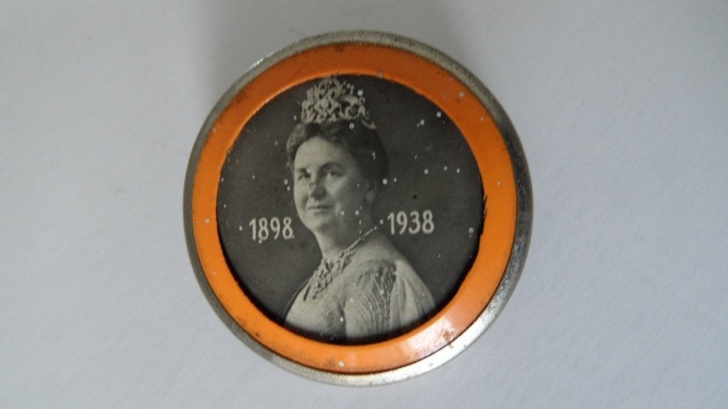 Koningin Wilhelmina 1898-1938 jubileum speld, Verzamelen, Speldjes, Pins en Buttons, Verzenden, Gebruikt, Merk, Speldje of Pin