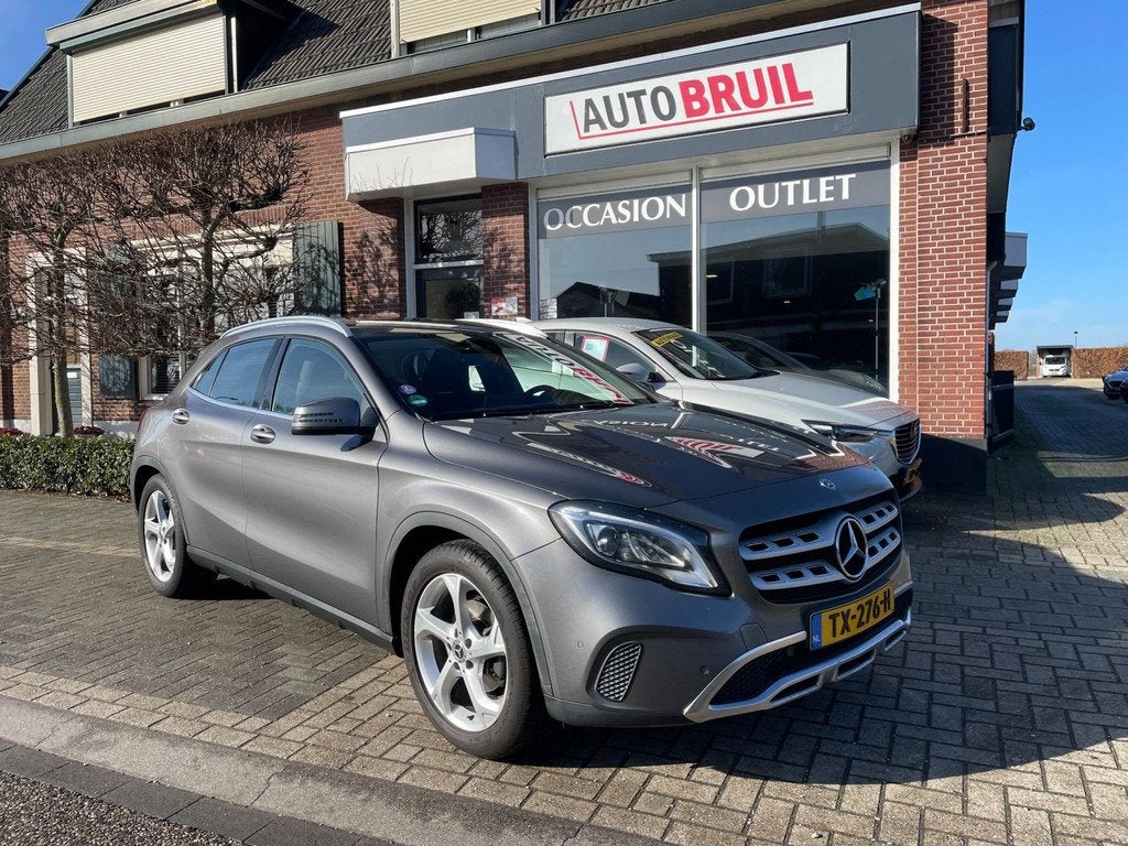 Mercedes-Benz GLA-klasse 180 Business Solution Aut.|1/2 Lede, Gebruikt, 4 cilinders, 715 kg, Leder en Stof