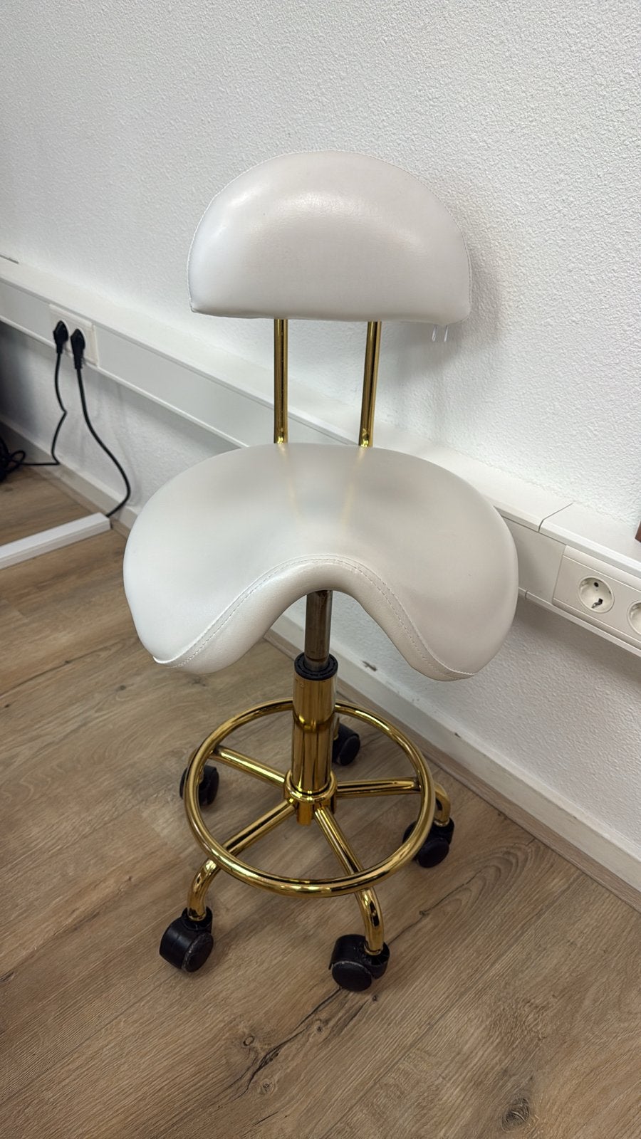 Witte Zadelkruk met Rugleuning en Gouden Onderstel